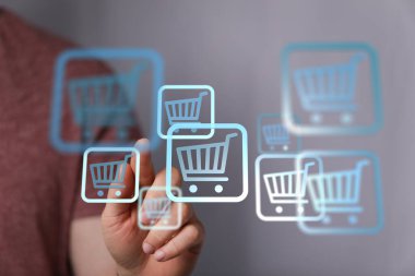 Dokunmatik arayüzlü çevrimiçi alışveriş konsepti ekran simgeleri ile