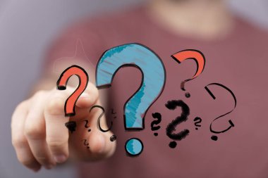 Soru İşaretlerine El Gösterimi: Belirsizlik Kavramı