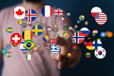 Küresel bayrakları işaret eden, dünya ülkelerini ve birliği temsil eden.