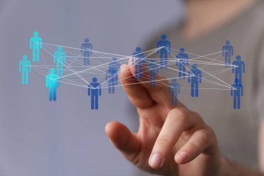 Dijital ağ insan figürleri modern teknoloji kavramında bağlantılıdır