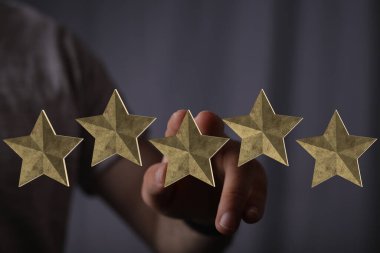 Değerlendirme, Derecelendirme, Başarı ve Başarı İçin Beş yıldıza Dokunan Kişi