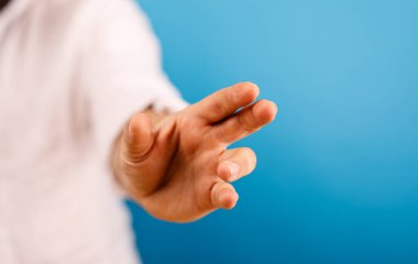 Mavi Geçmişe Uzanan Eller Yardım ve Destek Teklif Ediyor