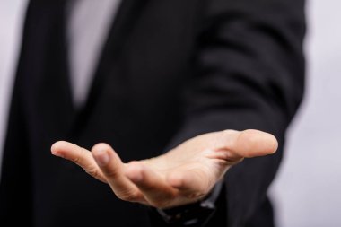 Açık el hareketi yardım teklif etmek ya da beyaz üzerine bir sunum yapmak