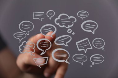 İletişim Konsepti için Dijital Konuşma Baloncuklarına El Gösterimi