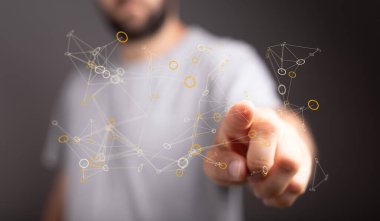 Dijital Ağ Bağlantısıyla Etkileşen Adam