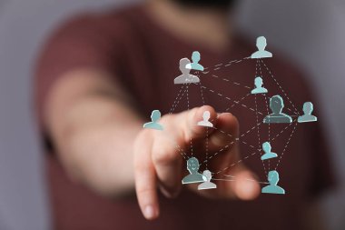 İnsan figürleri ve dijital çizgilerle bağlantılı ağ kavramı