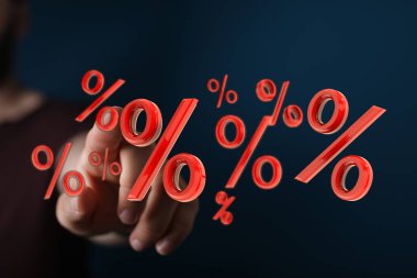 Kişi eli 3D yüzdelere, satışlara, finansmana, ekonomi konseptine dokunuyor