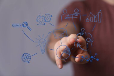 Adamın eli, beyin fırtınası ve veri analizi ile iş sürecine dokunuyor.