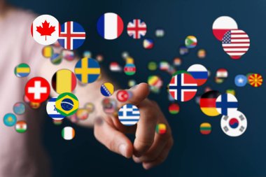 El, küresel bağlantıları ve ülkeleri temsil eden bayraklarla etkileşim halinde