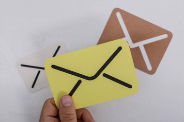 Beyaz yüzeydeki renkli posta kartlarını kapat