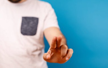 Mavi Arkaplanda Kişiye Dokunma ya da İşaret Parmakları