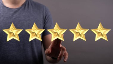 Müşteri hizmetleri veya başarı için altın yıldız puanına dokunan adam