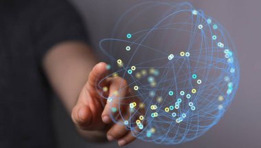 Eldeki bağlı ağ küresel bağlantıyı ve modern teknolojiyi temsil ediyor