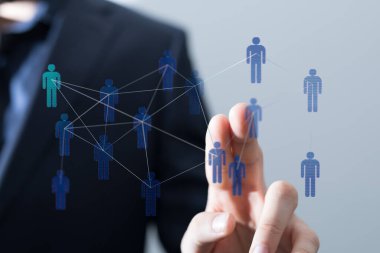 İşadamı dijital ağ bağlantıları ve insan simgeleri ile etkileşimde