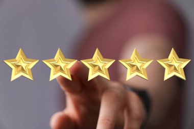 Beş Altın Yıldızın Eline Erişmek - Pozitif Geri Dönüşüm Konsepti