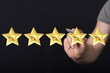 Siyah arka planda beş altın yıldız değerlendirme konsepti