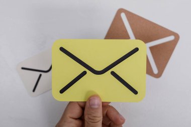 Beyaz Arkaplanda El Tutma Renkli Zarf Kesintileri