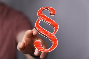 Kanun ve Adaleti temsil eden Dijital Kırmızı Paragraf Sembolü ile El Etkileşimi