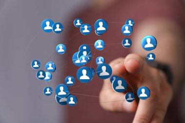 Dijital olarak görüntülenen insan simgeleriyle bağlantılı ağ konsepti ve dokunmatik jest