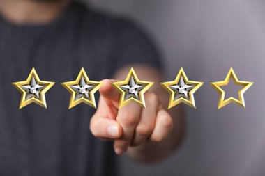 Derecelendirme ve geri bildirim kavramı: mükemmel inceleme için yıldızları işaret eden eller