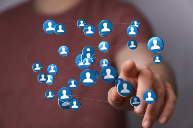 İnsan simgeleri ve el etkileşimi ile bağlantılı ağ kavramı