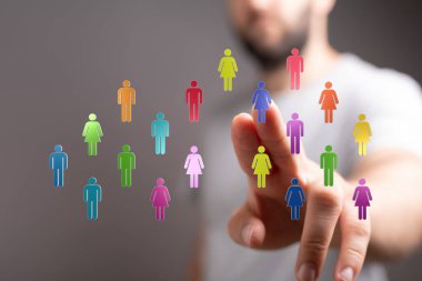 Seçimi farklı gruplardan seçen adam