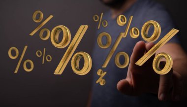 Kişi altın yüzde işaretleri, finans ve yatırım ile etkileşim içindedir