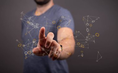 Dijital Ağ Bağlantısıyla Etkileşen Adam