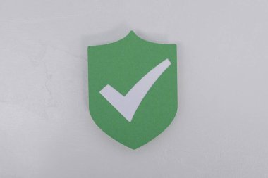 Beyaz İşaretli Yeşil Kalkan: Koruma, Güvenlik ve Onay Sembolü