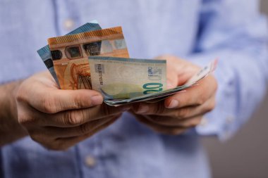 Maliye ve zenginliği gösteren Euro banknotlarını tutan eller