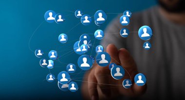 İnsanların simgeleriyle bağlı olan dijital ağ bağlantısı