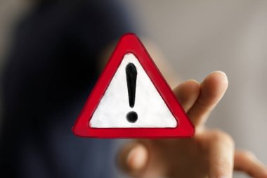 Risk farkındalığı için dijital uyarı işaretine el işareti