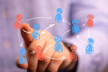 Bağlı Kişi Simgelerini Gösteren Dijital Arayüze İnsan Elleri Dokunuyor