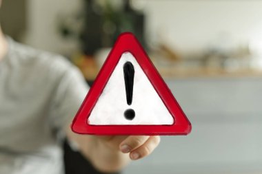 Kırmızı Uyarı Bildirisi Bekleyen Kişi Sembol Dikkati