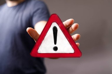 Adam Tehlike veya Önemli Mesaj İçin Alarm Sembolünü Bekliyor