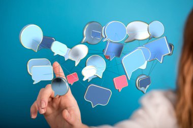 Dijital iletişim konsepti: Elin konuşma baloncuklarıyla etkileşimi