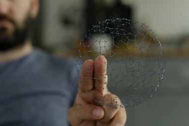 Adamın eli küresel bağlantıyı temsil eden bir ağ küresine dokunuyor.