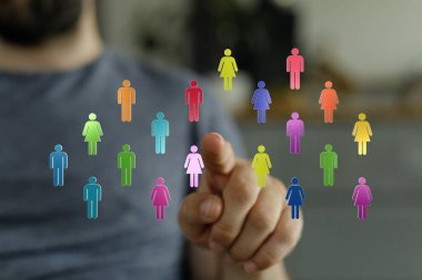 İnsanları teknoloji, modern ağ ve sosyal medyaya bağlamak.