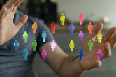 Çeşitli Kişilere Erişen İnsan Elleri Simgeleri: Bağlantı ve Topluluk