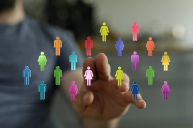 Çeşitli renkli insanların dijital bağlantılarına dokunmak simge konsepti