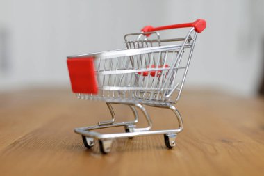 Tahtadaki minyatür alışveriş arabası: perakende, satın alma kavramı