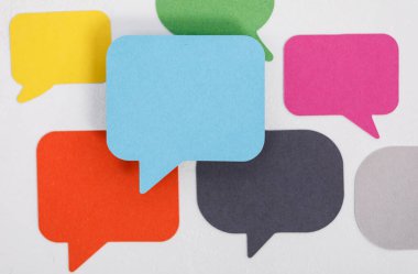 İletişim ve fikirleri temsil eden renkli konuşma baloncukları