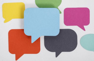 Beyaz Arkaplanda Renkli Konuşma Baloncukları: İletişim Kavramları