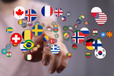 Küresel toplum ve uluslararası kavramları temsil eden el ele tutuşan bayraklar