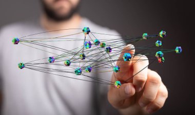 Dijital ağ bağlantı teknolojisiyle etkileşim halinde olan adam