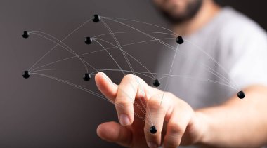 Evrensel internet kavramını gösteren ağ bağlantılarına dokunan adam