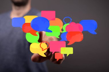 Renkli konuşma baloncukları havada uçuşuyor, online iletişim kavramı