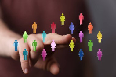 Çeşitli İnsanları Bağlamak: Renkli Simgelere Uzan