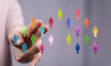 Dijital İnsan Ağı: Renkli Soyut İnsanları Elle Gösterme