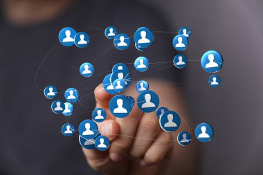 İnsanların simgelerine el ile dokunarak dijital ağ bağlantısı